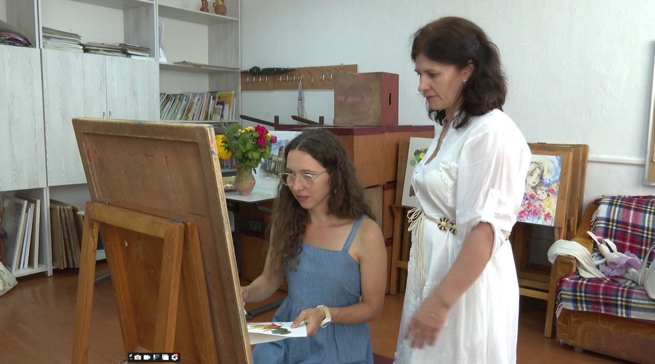 Povestea unei voluntare din SUA la Telenești: A învățat pictura în acuarelă în R. Moldova și a donat întreaga sa colecție muzeului local