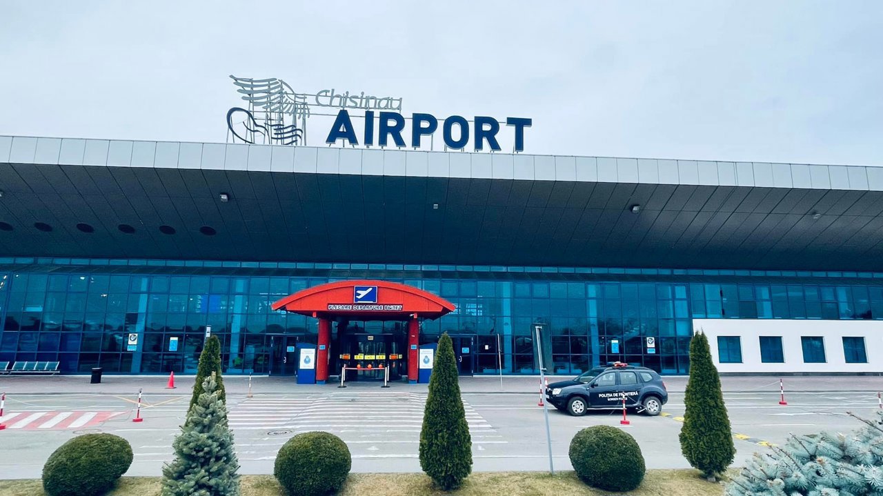 Moldovenii revin acasă de sărbători. Aglomerație mare la Aeroportul Chișinău