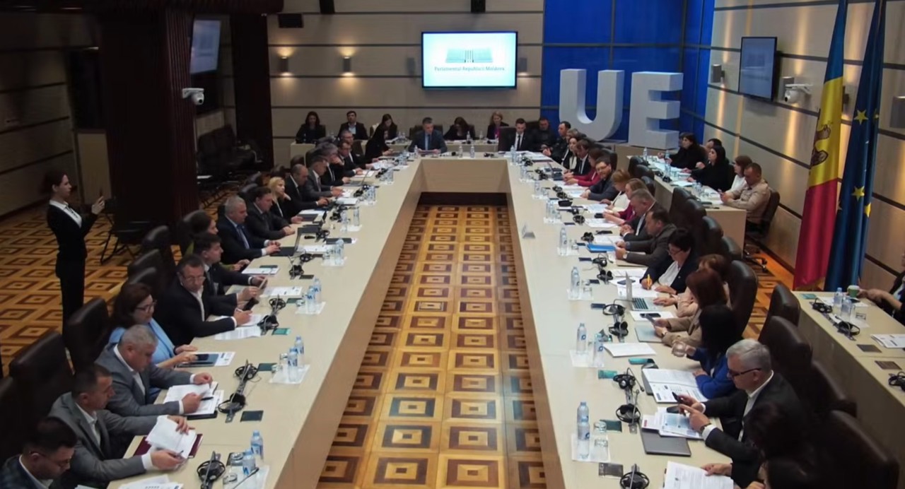 Raportul Avocatului Poporului pentru anul 2025, audiat în Parlament: Regrese privind malpraxisul, tortură și atacuri asupra jurnaliștilor