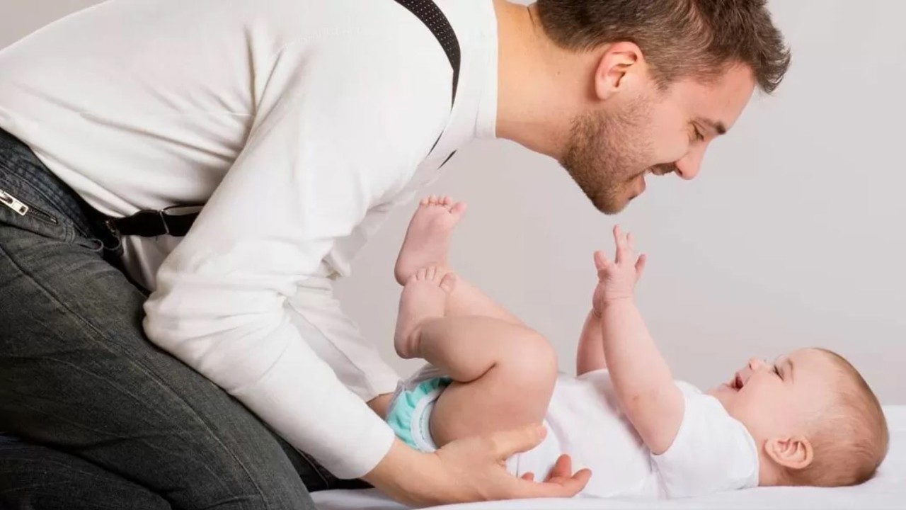 Concediul paternal va fi inclus în stagiul de cotizare, iar programul de noapte pentru părinții solitari va fi restricționat