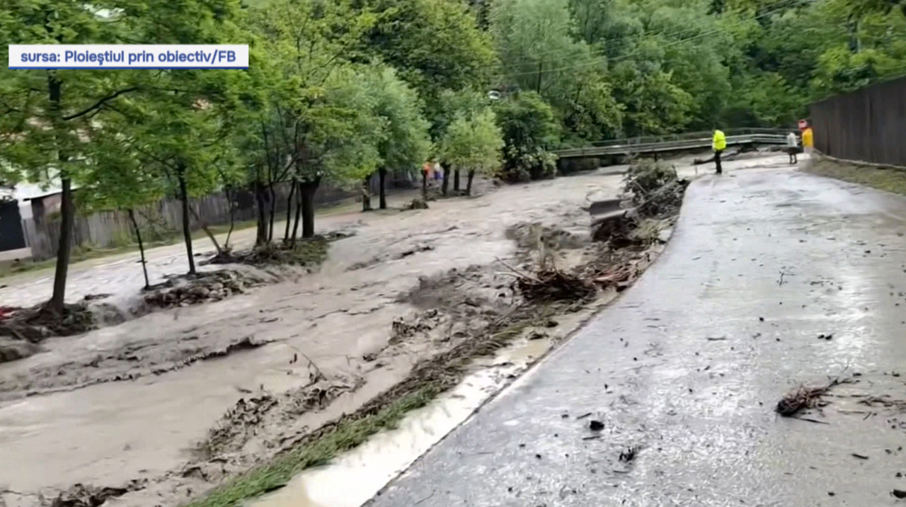 Ploile torențiale și vijeliile au făcut ravagii în România: Gospodării inundate și drumuri distruse