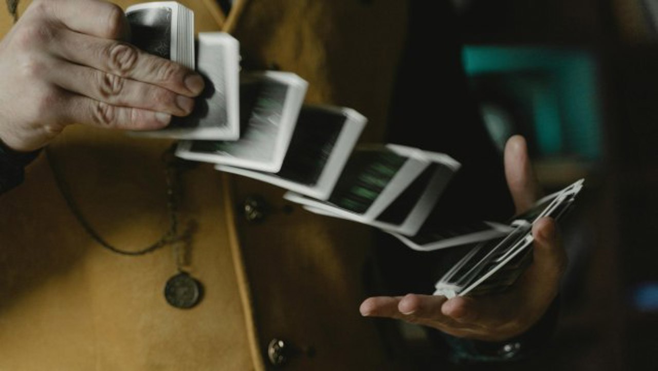 Un bărbat de 28 de ani, condamnat pentru escrocherie: Profita de neatenția angajaților și punea în buzunar mii de lei