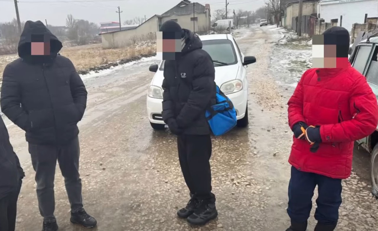 Cinci copii, documentați de polițiști după ce au furat un automobil