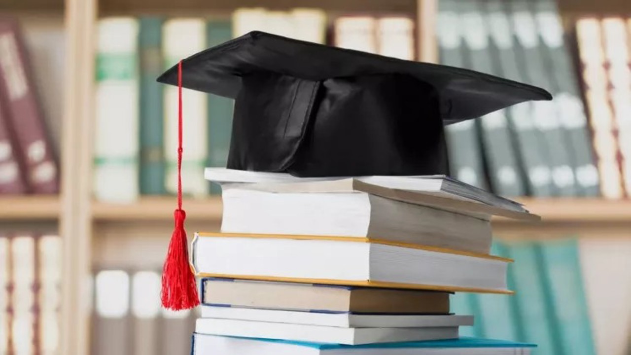 Ministrul Educației: „Teza de licență ar putea fi eliminată din cauza inteligenței artificiale”