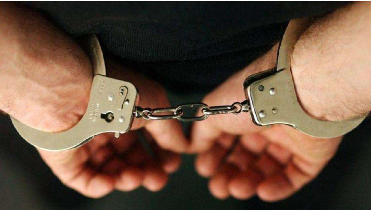 Angajată a unei instituții de creditare nebancară din Chișinău, forțată să dea toți banii din casă unui tip care a atacat-o cu o armă