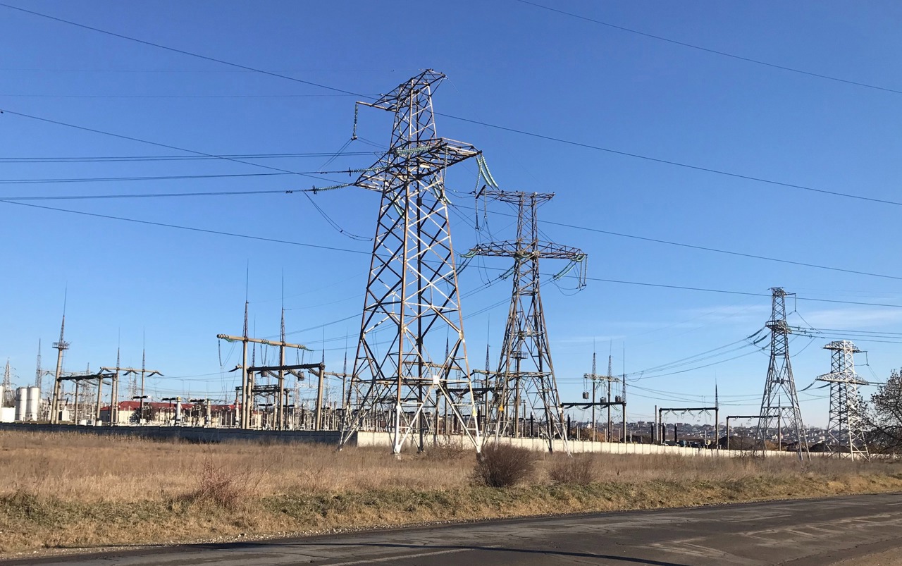 Deficit regional și prețuri în creștere: De unde cumpără R. Moldova energie electrică și la ce preț