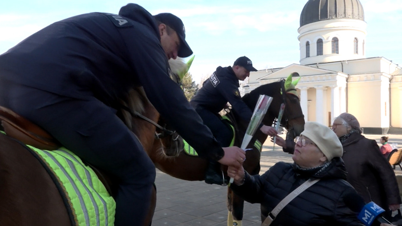 Primăvară în stradă: flori oferite femeilor de polițiști și Termoelectrica