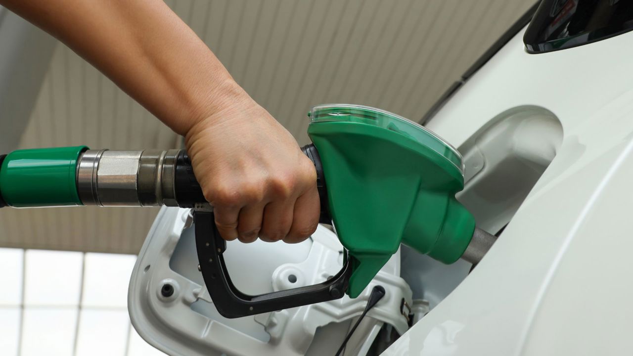 Șoferii vor plăti mai puțin: Motorina se ieftinește cu 38 de bani, iar benzina cu 16 bani