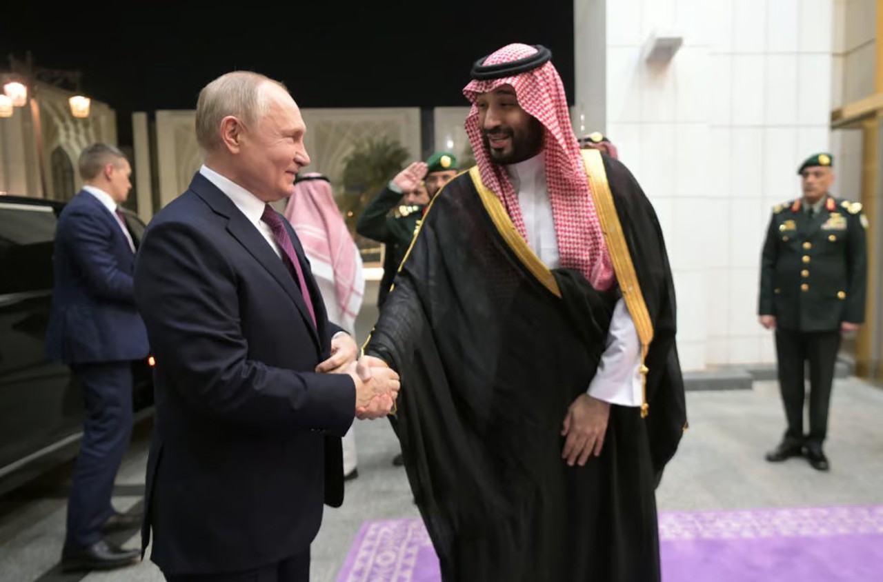 Arabia Saudită ar putea prăbuși prețul petrolului. Bugetul Rusiei, în pericol