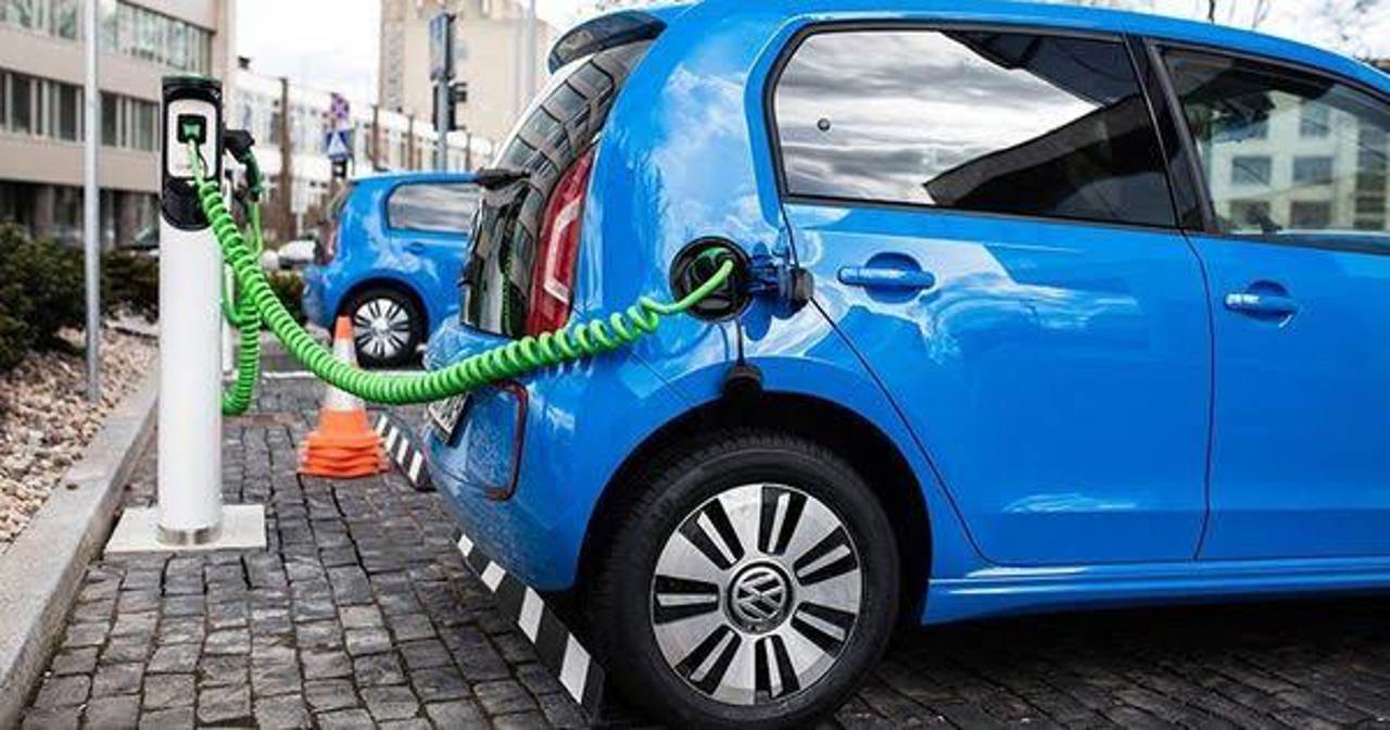 Cel puțin 600 de puncte de încărcare pentru mașinile electrice. Guvernul promite extinderea rețelei până în 2030