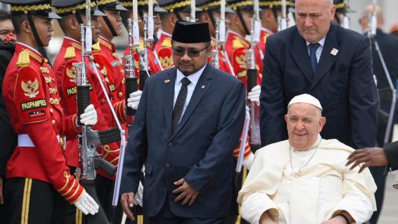 Papa Francisc a ajuns la Jakarta. Suveranul începe cea mai lungă călătorie apostolică a pontificatului său