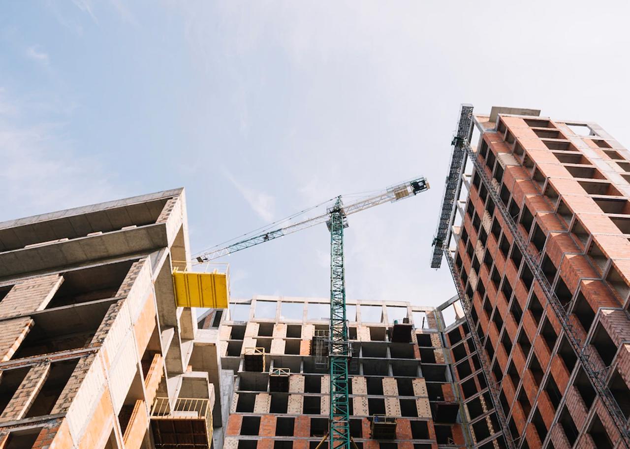 Expert: Deși volumul lucrărilor de construcții crește, sectorul se confruntă cu o lipsă de angajați. Ce soluții se propun