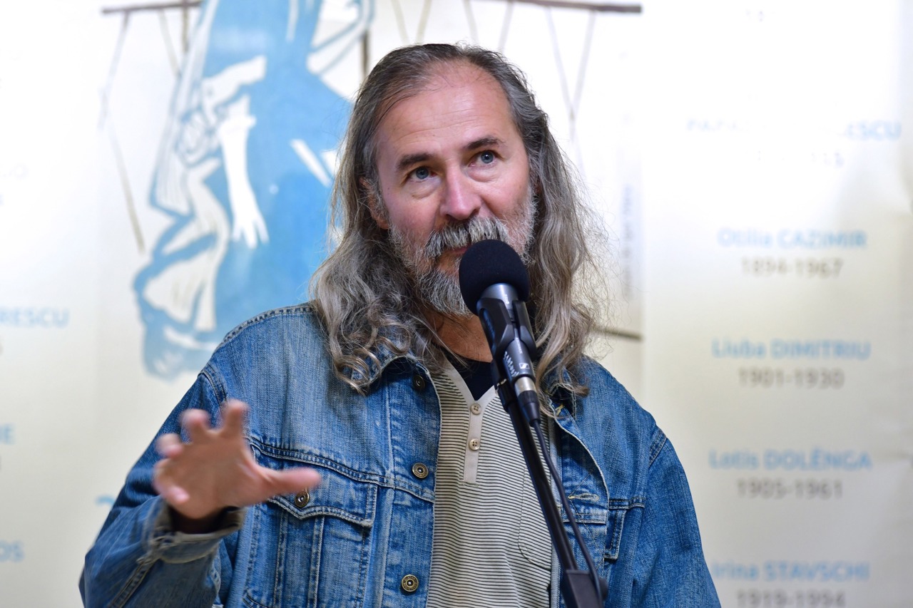 Recunoaștere franceză pentru literatura din R. Moldova: Emilian Galaicu-Păun a primit Ordinul Artelor și Literelor