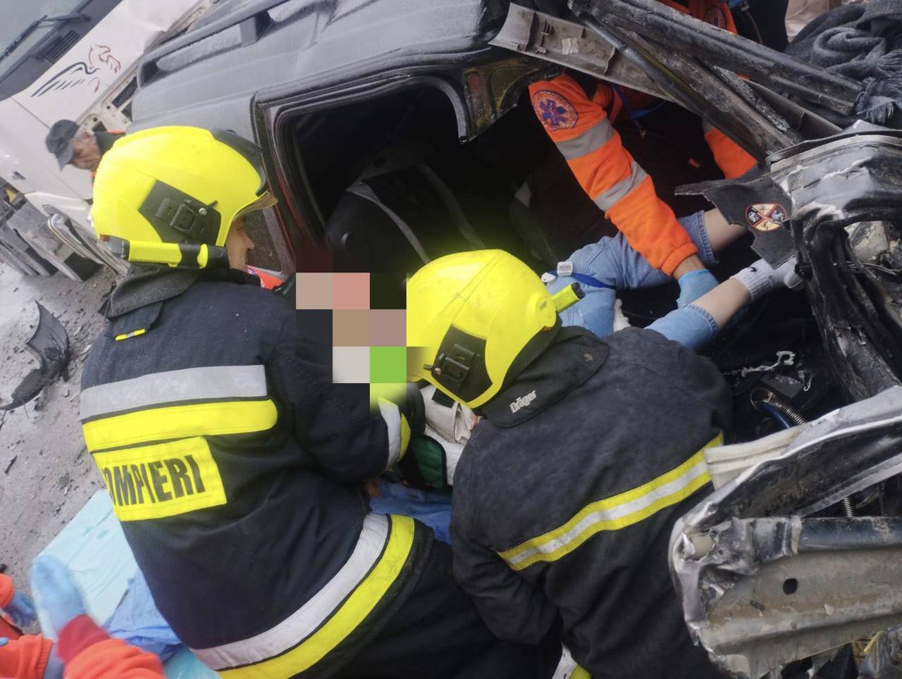 In Edineț, a 31-year-old man was hospitalized after his car overturned