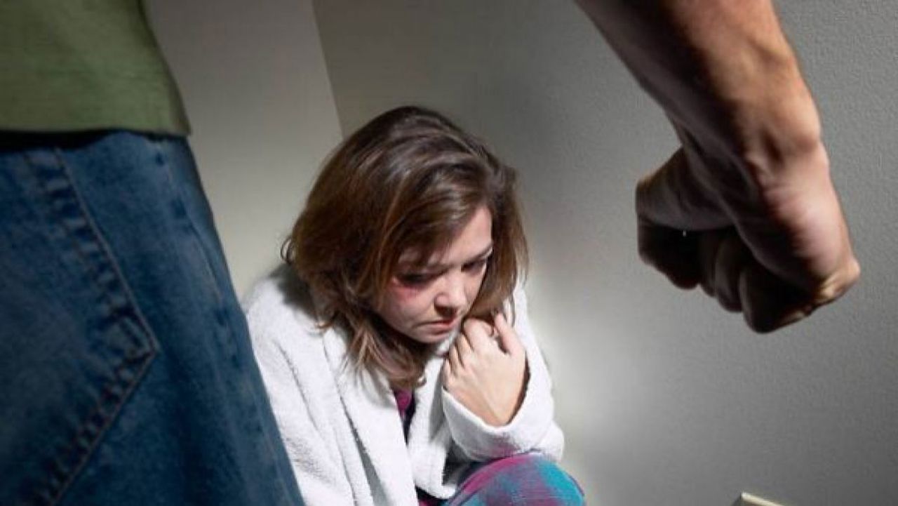 Mai mulți specialiști în violența domestică: Autoritățile schimbă modul de intervenție și sprijin pentru victime