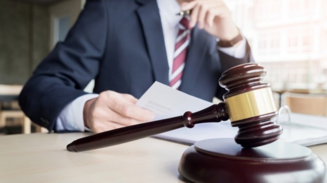 Avocat condamnat de CSJ după ce a fost achitat de instanțele inferioare: a pretins și primit bani pentru a influența procurori și judecători 