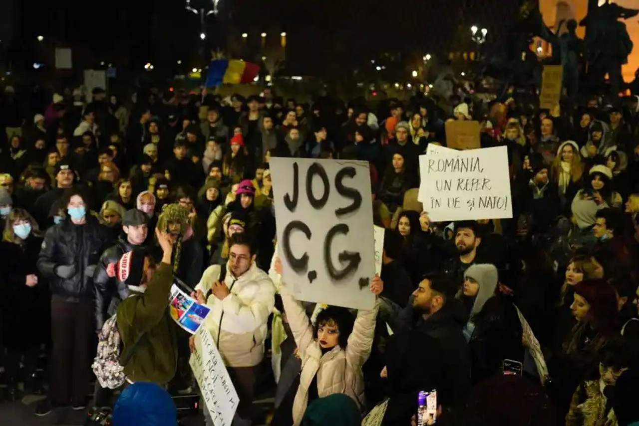 Protests continue in Romania as thousands of young people oppose the candidacy of Călin Georgescu, who is advancing to the second round of the presidential elections 