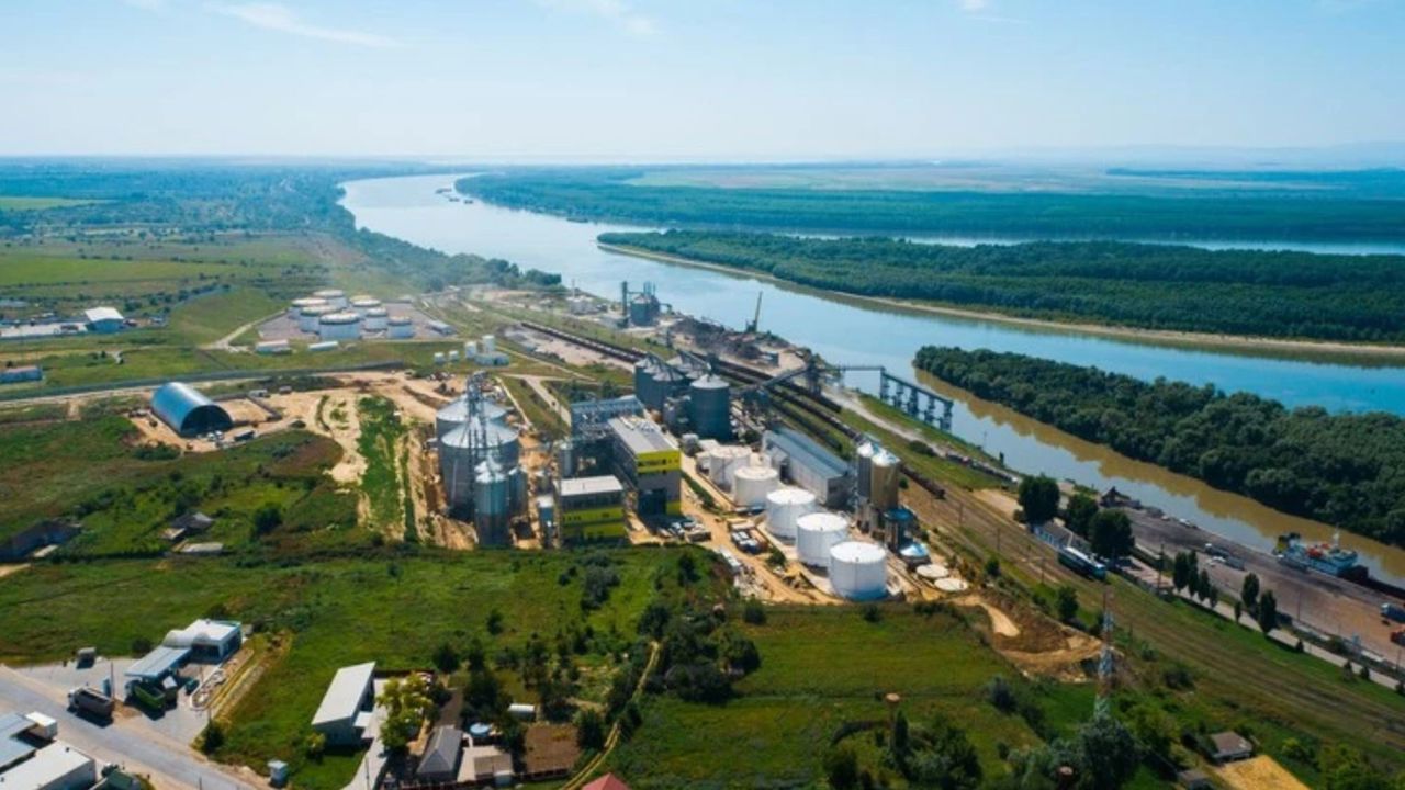 Zeci de benzinării din R. Moldova, fără combustibil. O barjă cu 6.000 de tone de motorină a ajuns la Portul Giurgiulești