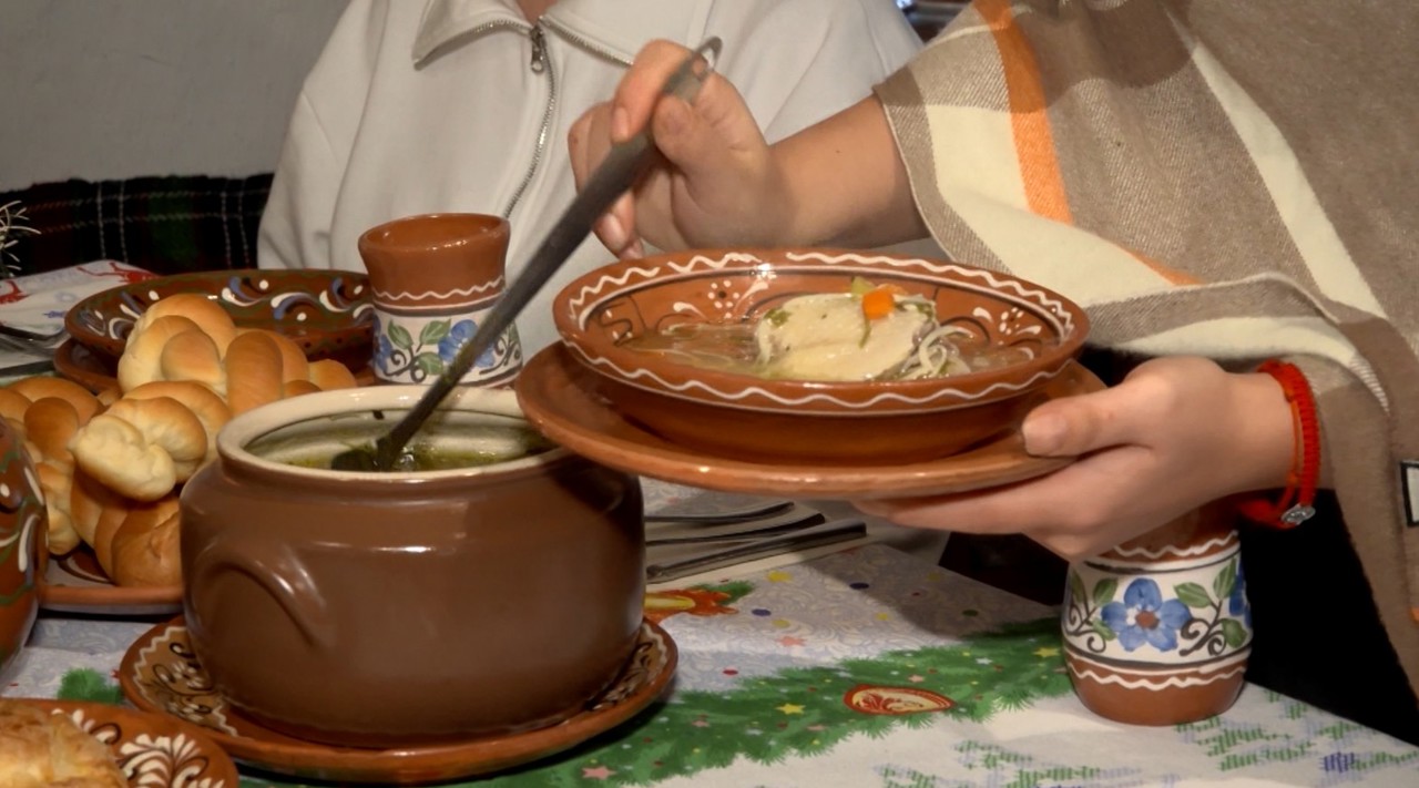 A doua zi de Crăciun, oaspeții au fost întâmpinați la o pensiune din Orhei cu colinde și bucate tradiționale 