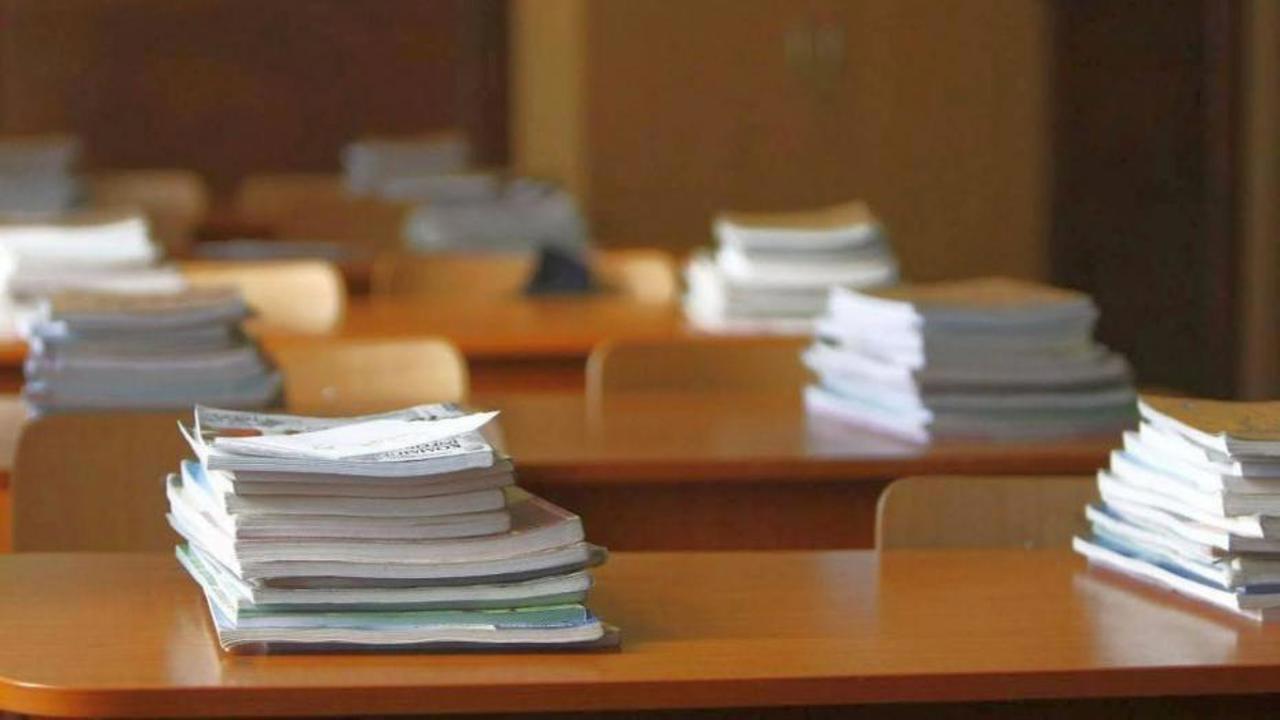 Manualele deteriorate din școli vor fi retrase și înlocuite până pe 15 octombrie