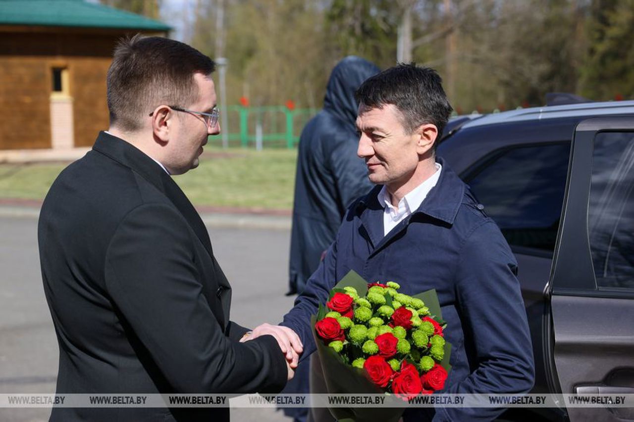 Agentul belarus Alexandru Bălan, întâmpinat de serviciile secrete de la Minsk cu flori ca un „erou”