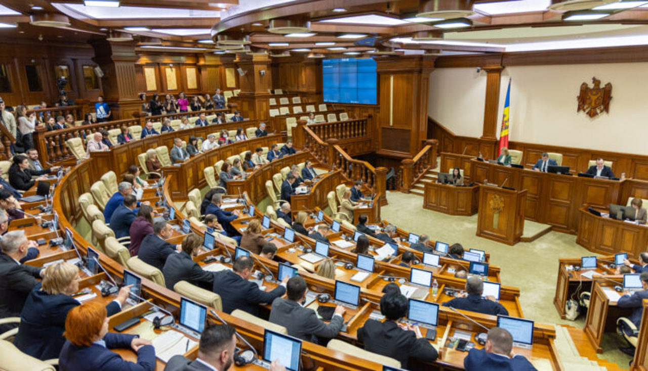 Vot în prima lectură pentru rectificarea bugetului pentru anul 2025: opoziția critică tăierea cheltuielilor pentru proiecte de infrastructură