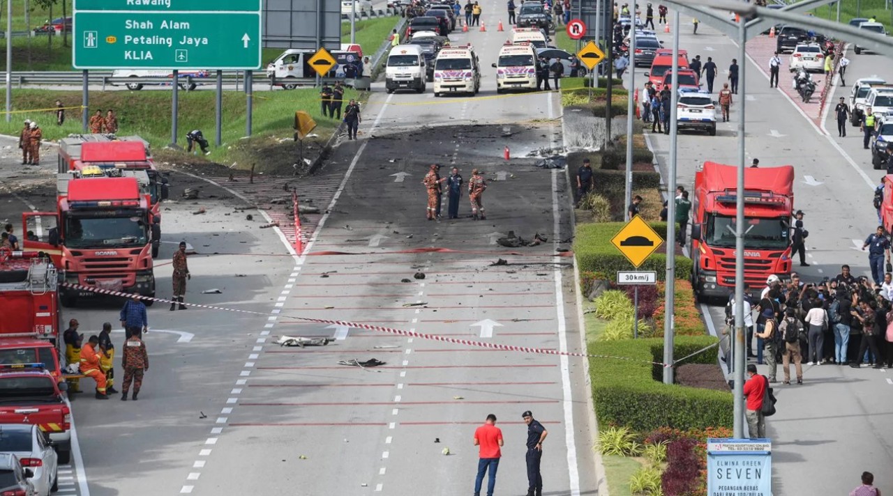 FOTO Cel puțin 10 morți în Malaezia după ce un avion s-a prăbușit pe autostradă
