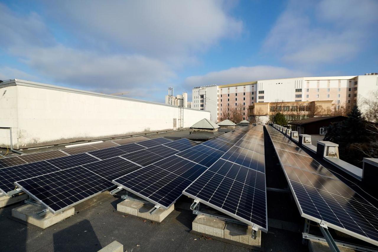Energia solară devine mai accesibilă: Parlamentul simplifică instalarea panourilor fotovoltaice și a bateriilor