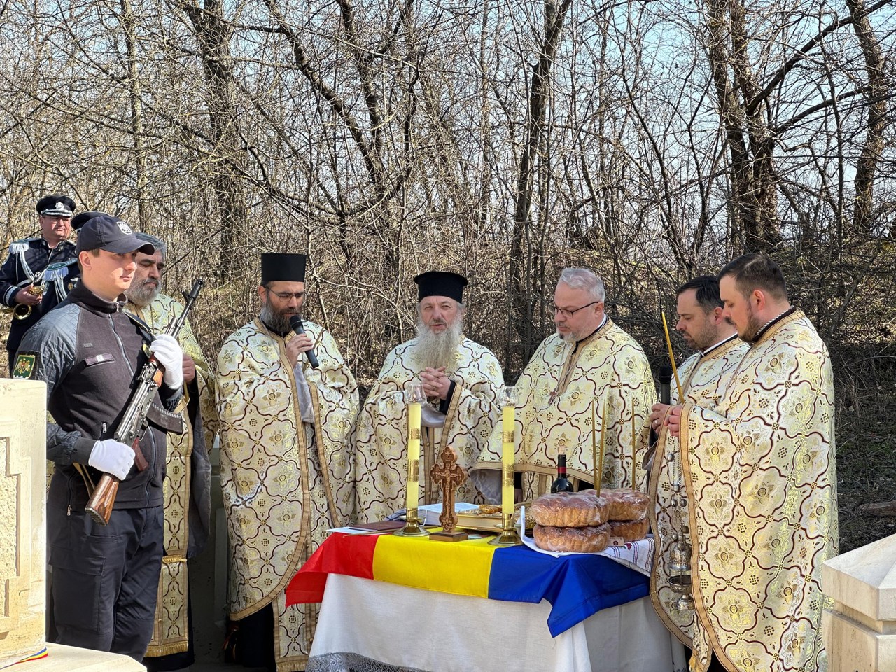 Monument pe malul Nistrului în memoria preoților deportați în Siberia și a generalului Stan Poetaș