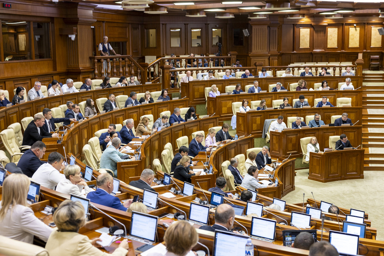 Cetățenii vor putea iniția decizii de interes public. Parlamentul a votat legea în lectura a doua