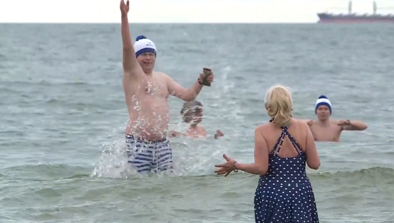 De Crăciun, polonezii au sfidat gerul și s-au scăldat în apa rece