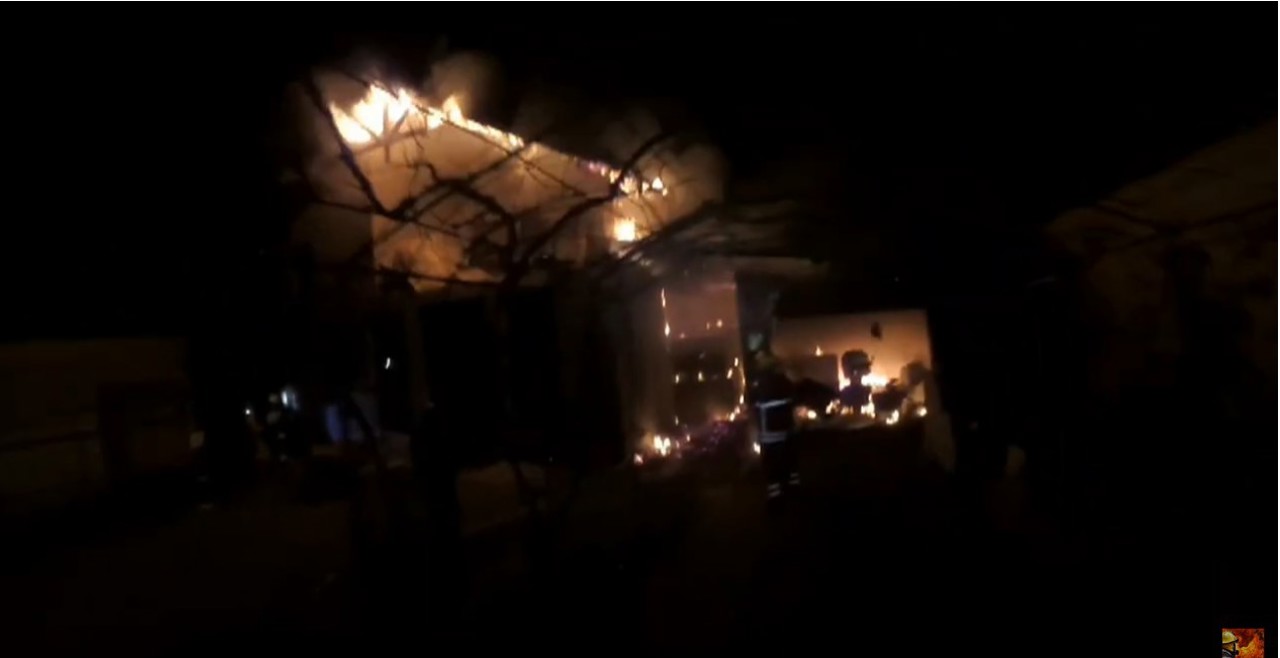 O casă de locuit a luat foc din cauza unei petarde lansate de un copil