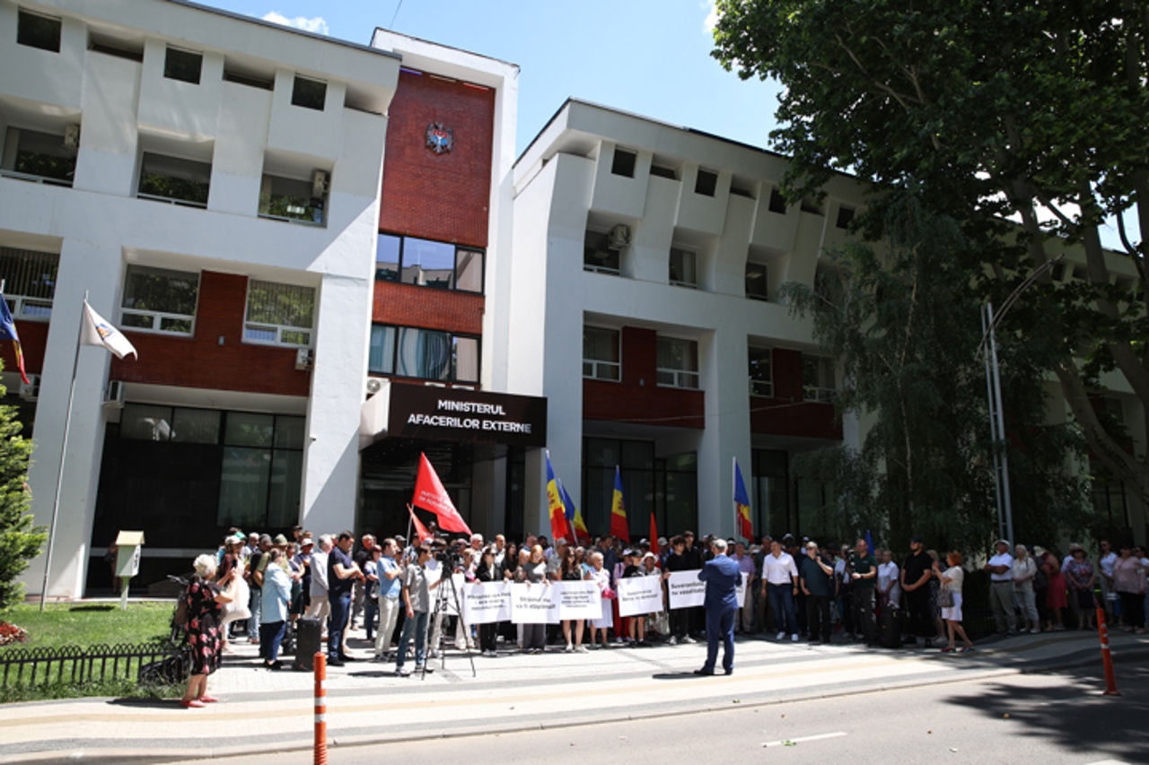 Протест у здания МИД: ПСРМ требует открыть больше участков для голосования в России. Что говорят в Центризбиркоме?