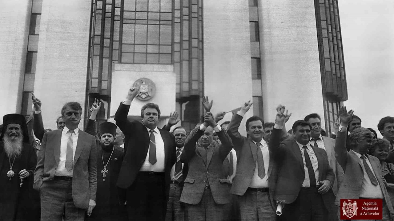 Fotografii, documente de arhivă și mărturii vii: Reuniune solemnă și „Carte de onoare”, la 35 de ani de la proclamarea independenței
