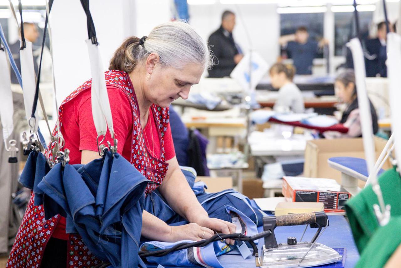 Un investitor italian dezvoltă industria textilă la Ungheni și Fălești: 65.000 de pantaloni cusuți lunar pentru un brand de renume din Europa