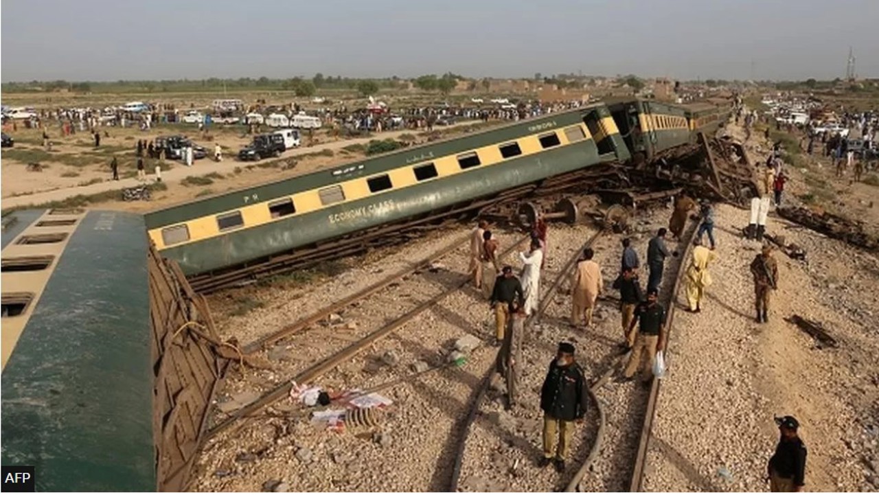 Pakistan: Un tren de pasageri a deraiat, cel puțin 30 de persoane au murit