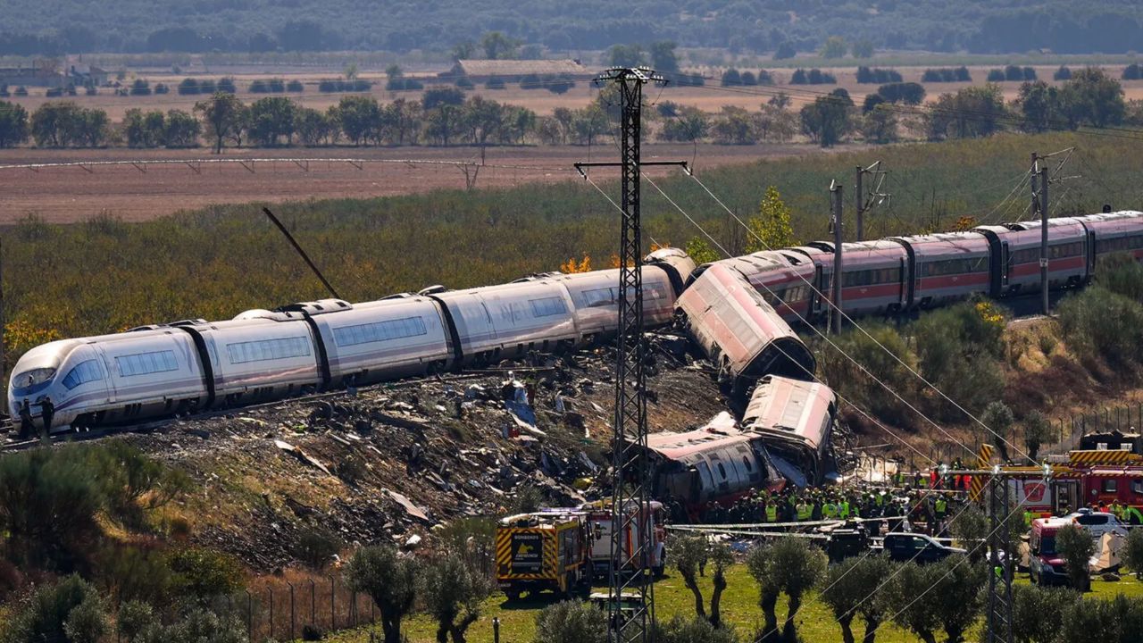 Trei zile de doliu în Spania, după accidentul feroviar soldat cu 68 de morți. O eroare umană este examinată  