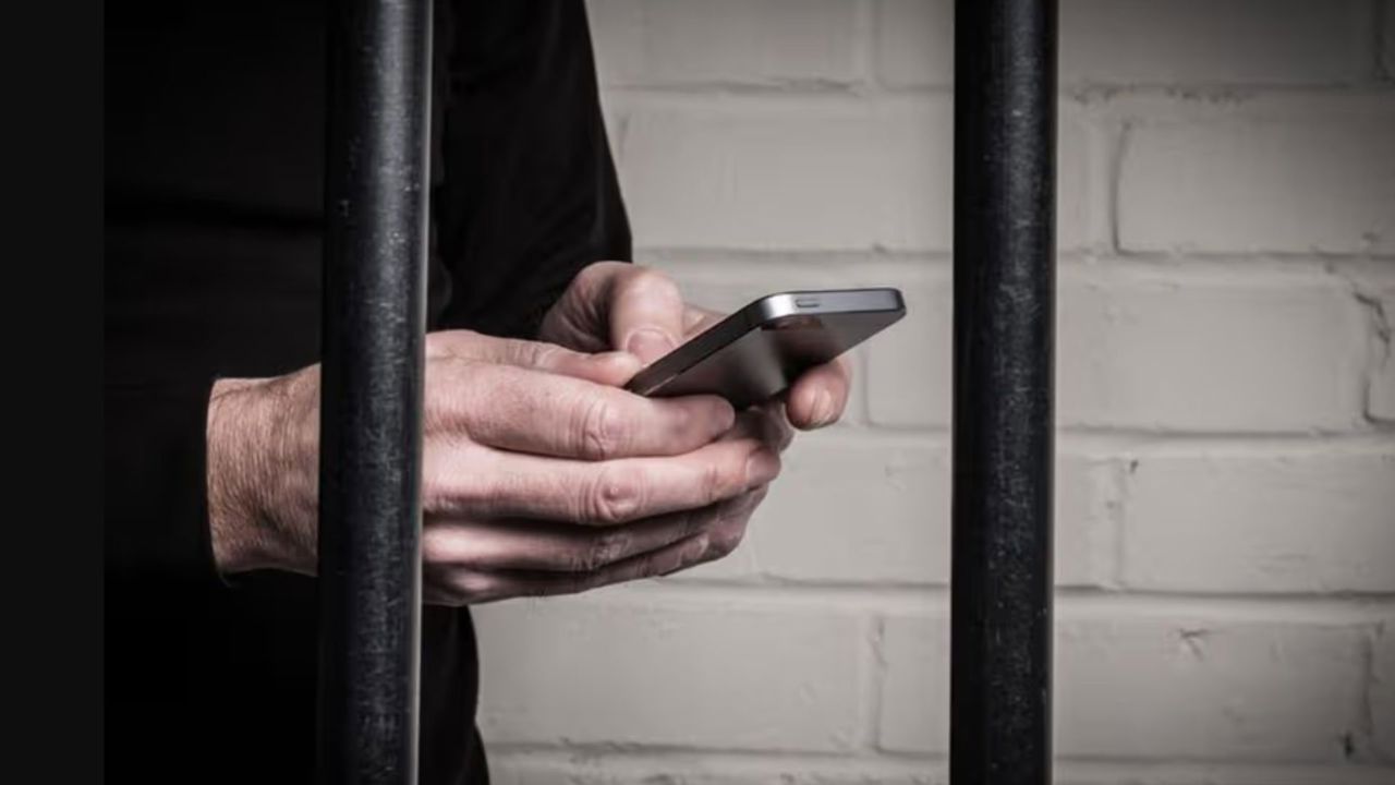 Iubire virtuală din celulă: O femeie a rămas fără 40 de mii de euro după o relație online cu un deținut