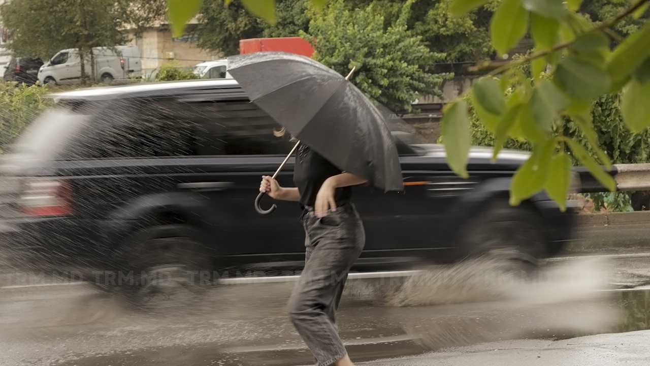 Yellow code for sudden weather change. Meteorologists forecast rain and strong winds