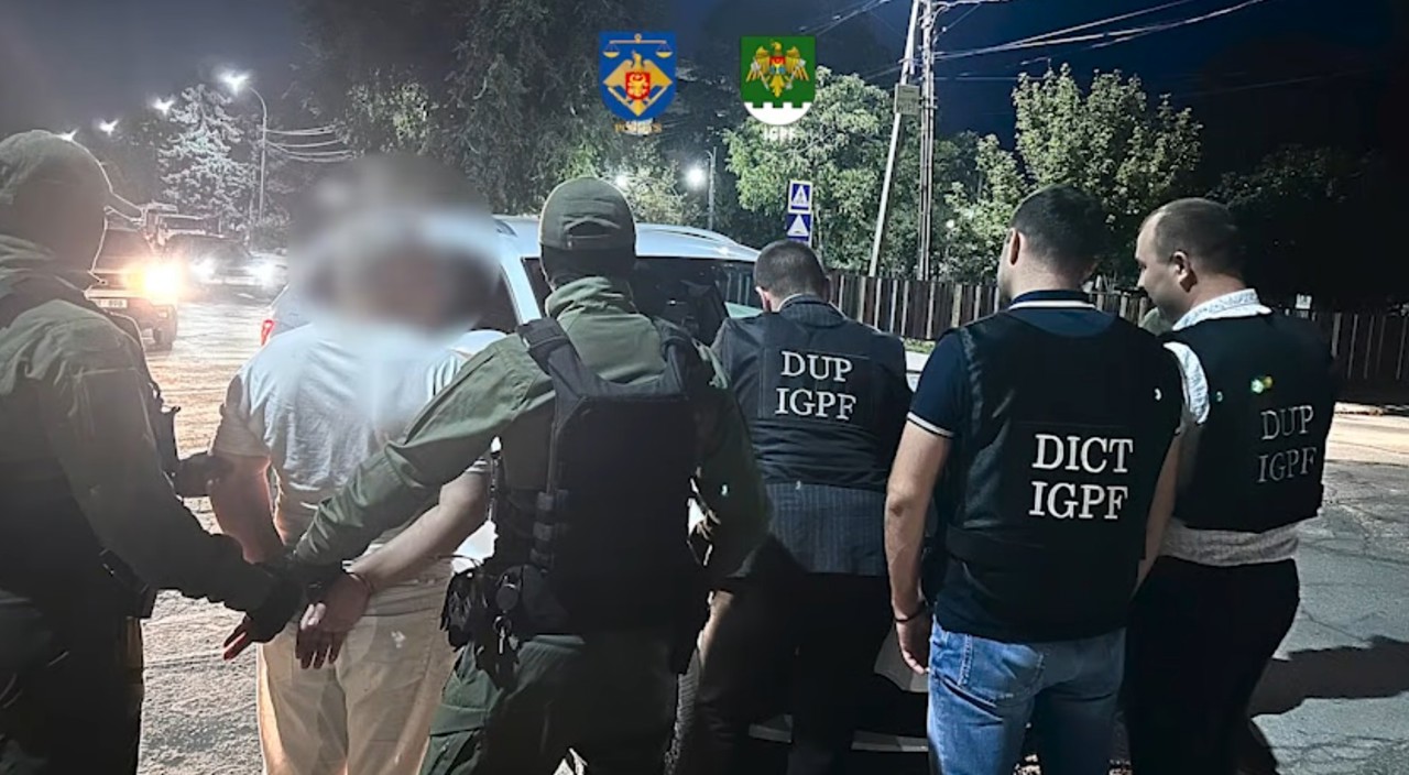 Reținut cu 2.000 de dolari primiți ca primă tranșă: bărbat din sudul R. Moldova, cercetat pentru șantaj și migrație ilegală