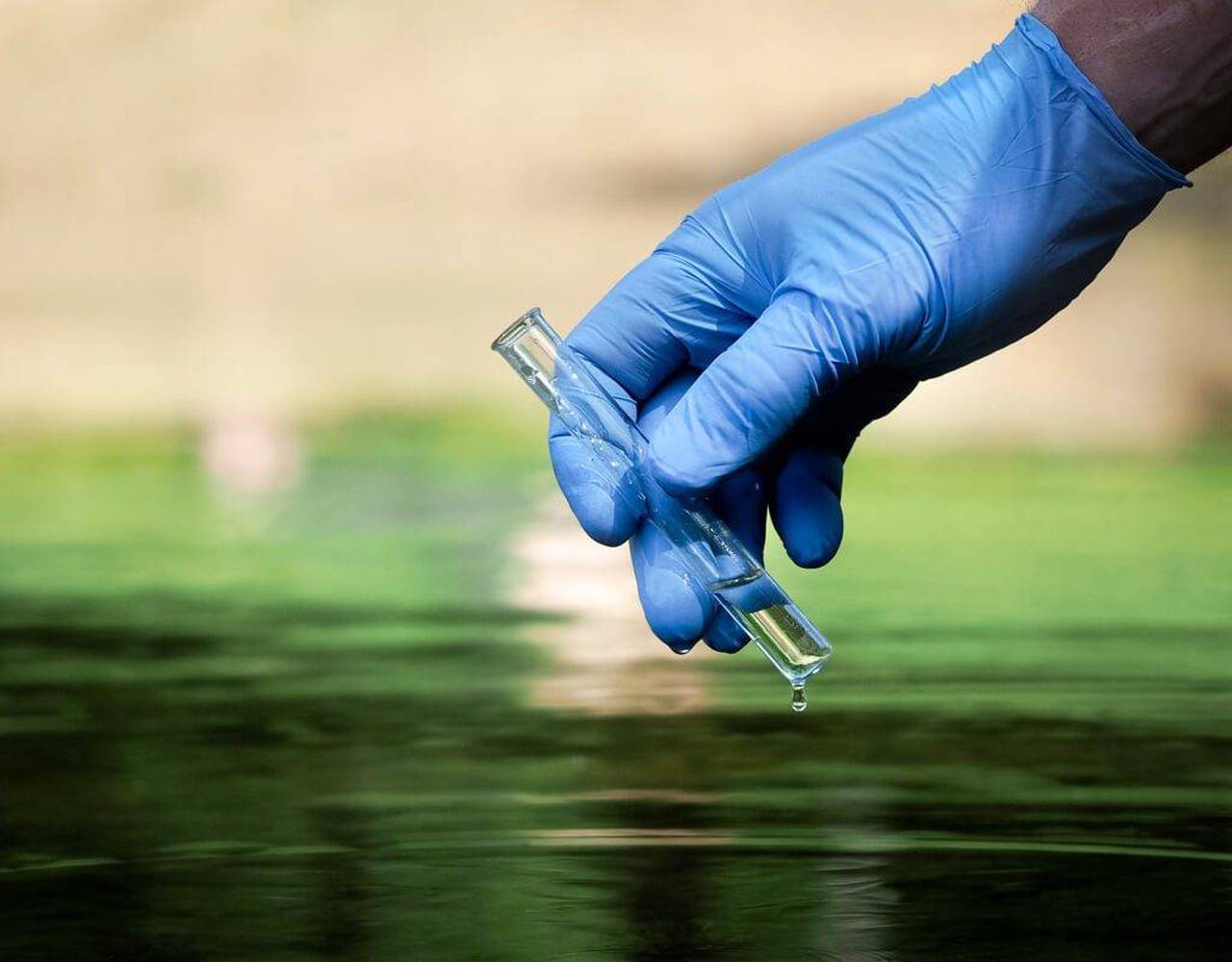 Combustibil deversat în Nistru: Ce riscuri pentru sănătate pot apărea din cauza poluării fluviului