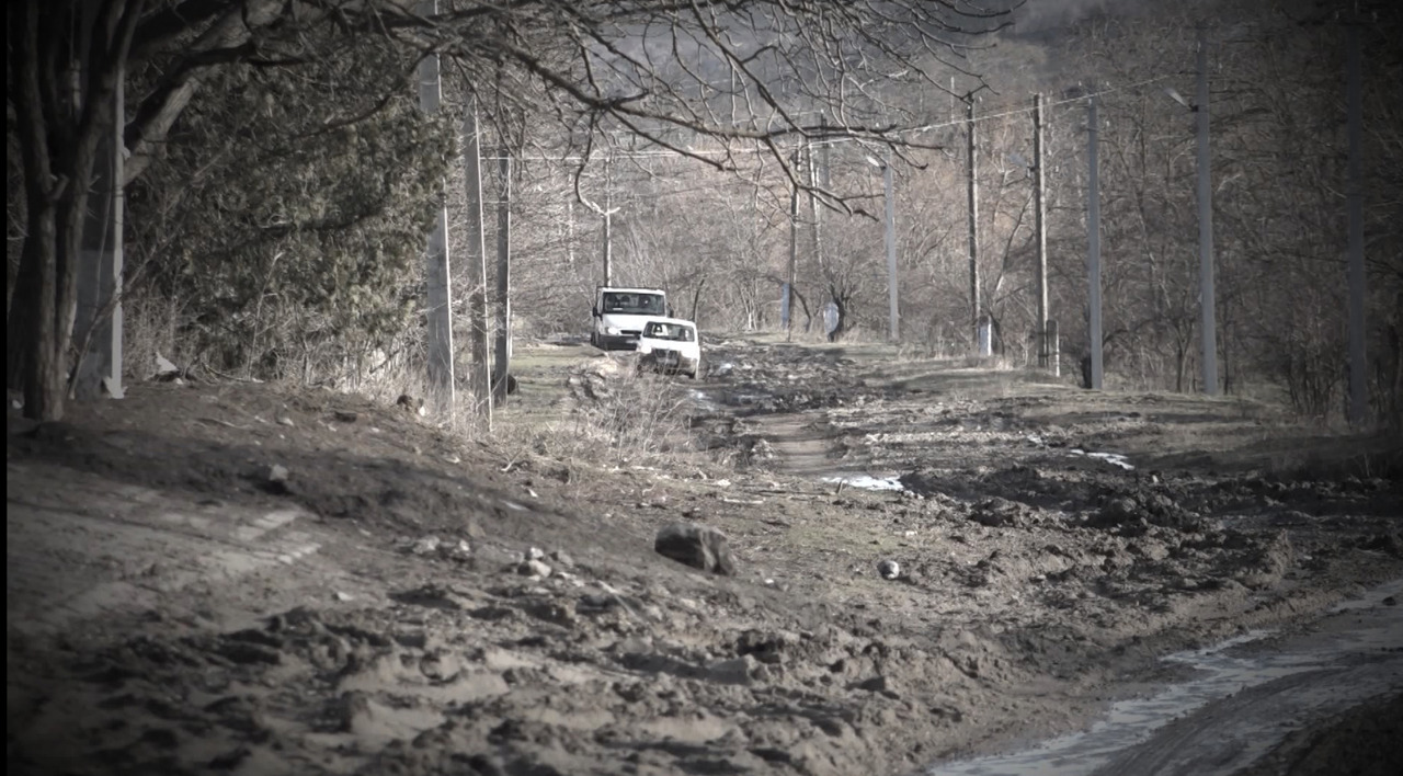 Un kilometru de coșmar: Drumul din satul Acui paralizează circulația după ploi