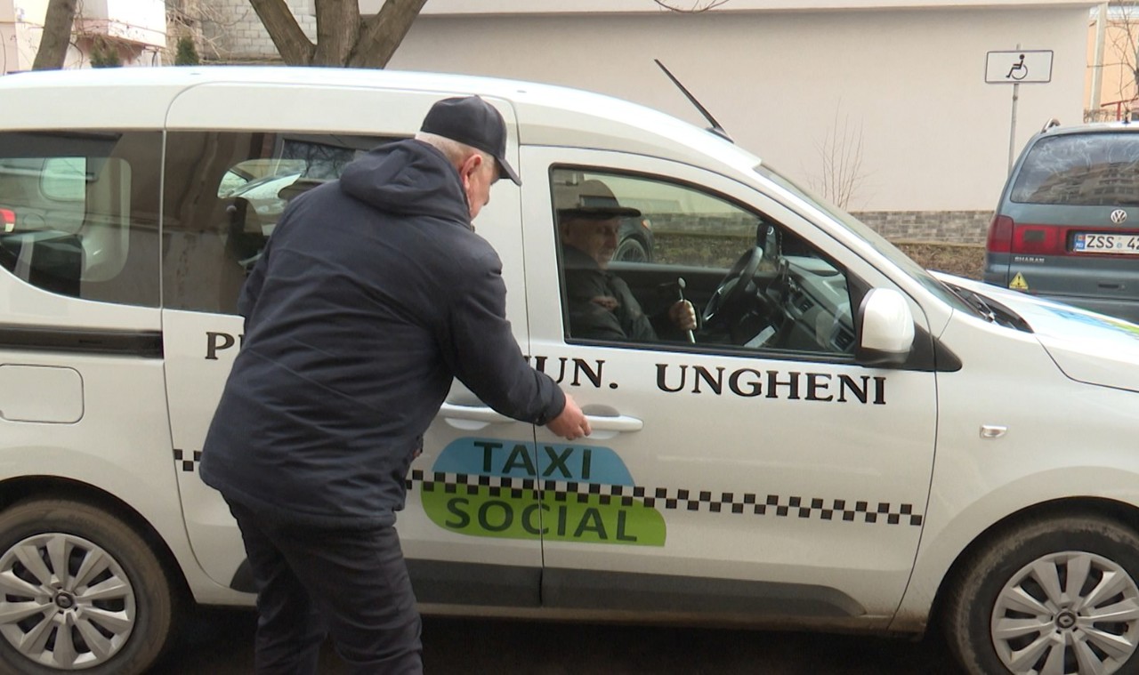 Social taxi in Ungheni | Elderly and disabled people go by taxi to public institutions for free
