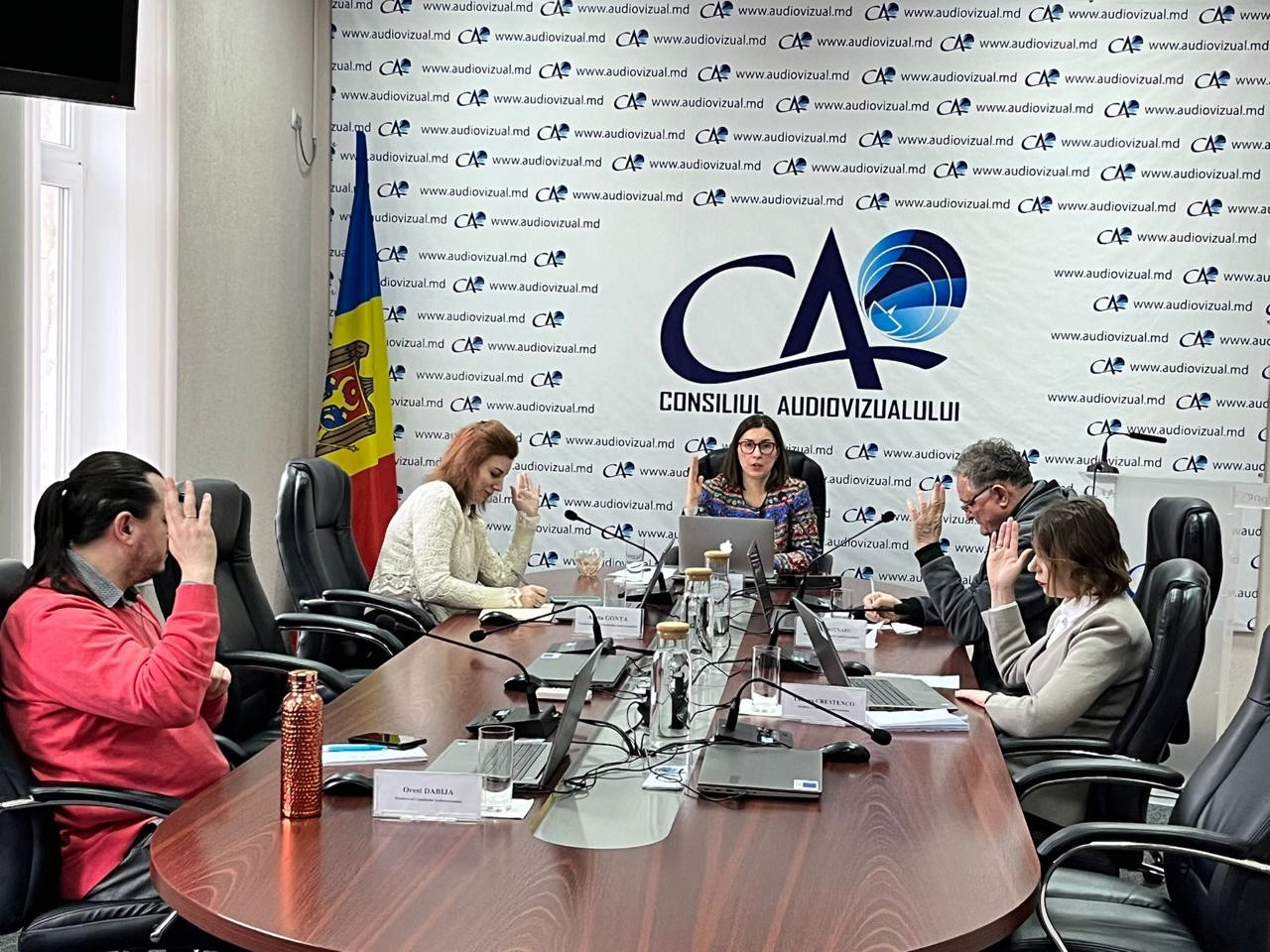 Zece posturi tv care nu difuzează suficiente emisiuni locale în limba română, amendate cu aproape 250 de mii de lei