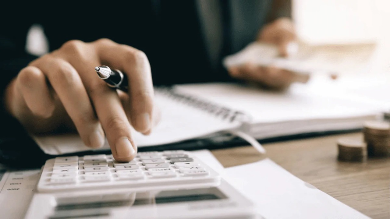 Noua lege a salarizării: Premiul anual, redus de la 50% la 20% din salariul de bază. Sindicatele transmit un semnal de alarmă 