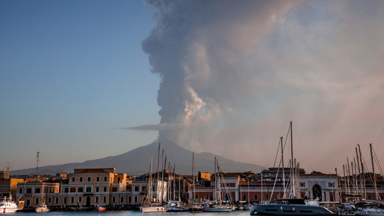 Scurgere de lavă pe vulcanul Etna: Aeroportul din Catania limitează numărul zborurilor de sosire