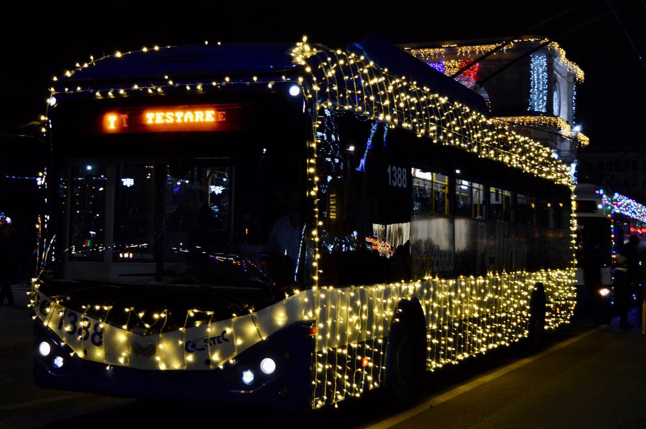 Transportul public decorat cu luminițe aduce feeria sărbătorilor în capitală