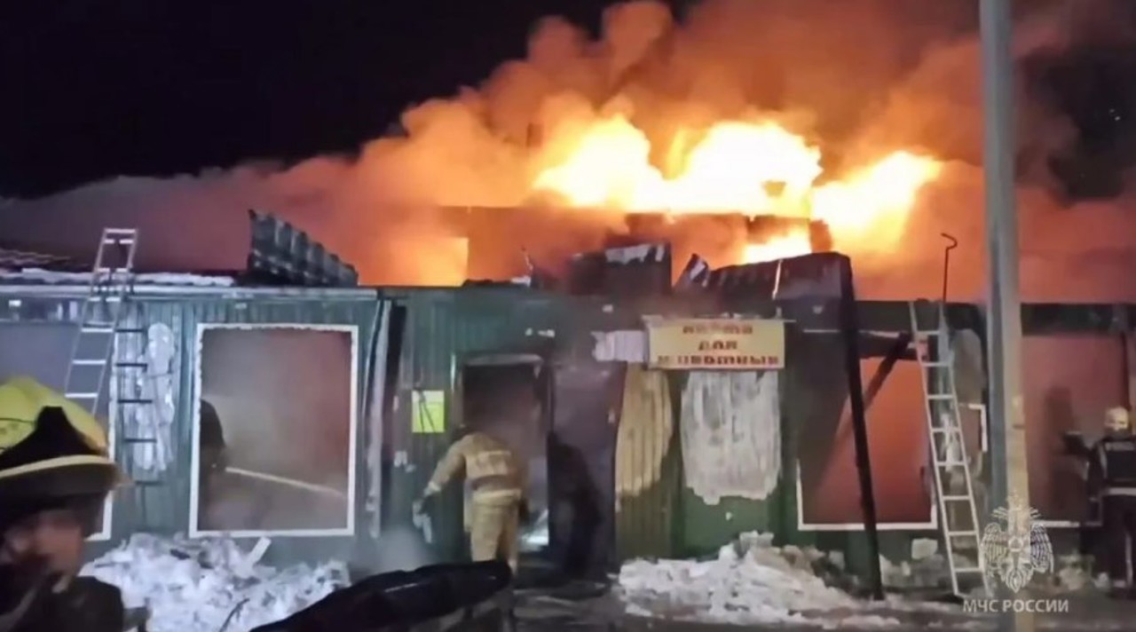 Clădirea unui azil de bătrâni din Kemerovo, distrusă într-un incendiu. Cel puțin 20 de persoane și-au pierdut viața
