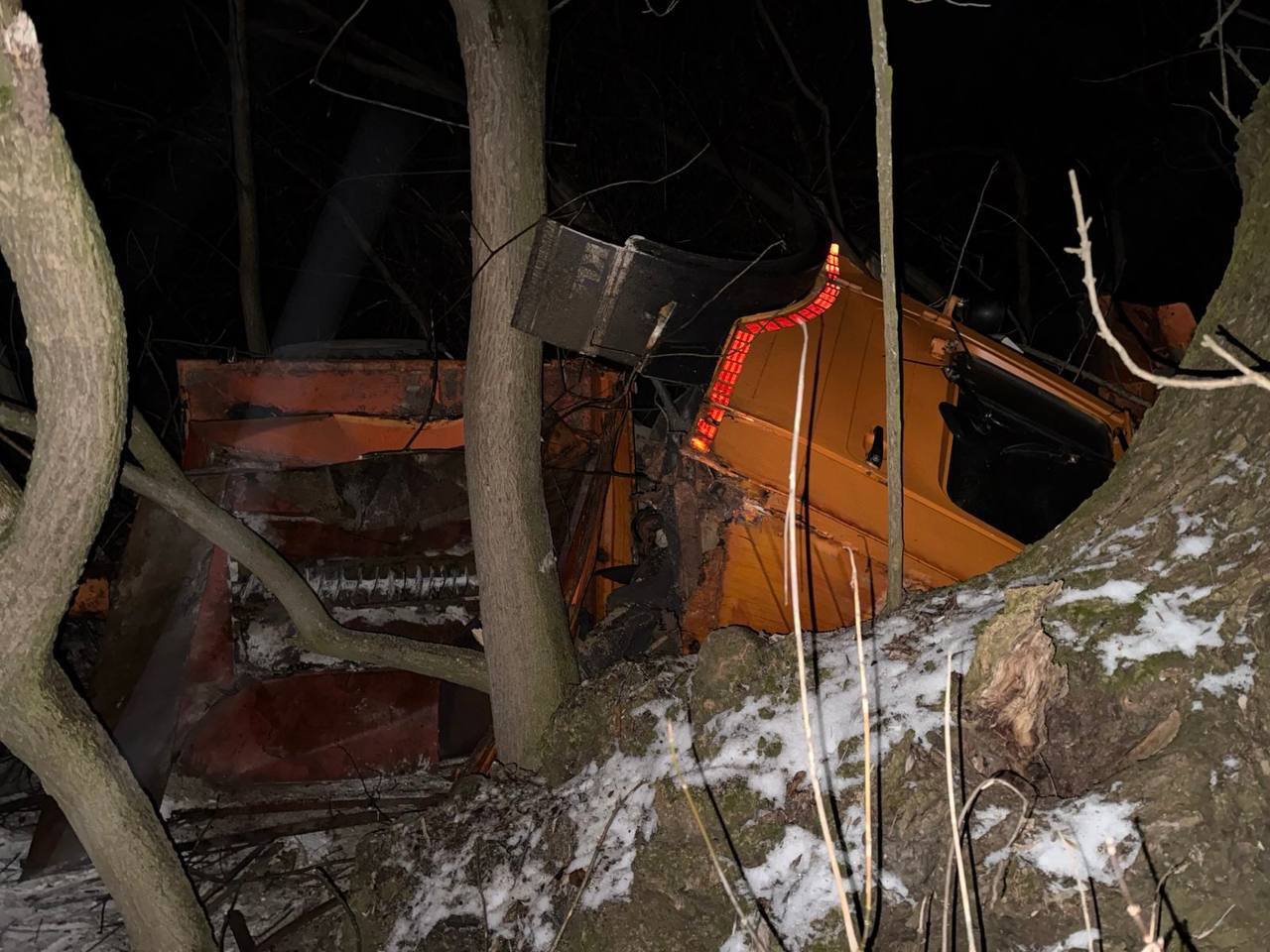 (FOTO) Accidente rutiere din cauza poleiului și a neechipării pentru sezonul rece. O autospecială a derapat în șanț, sunt doi răniți 