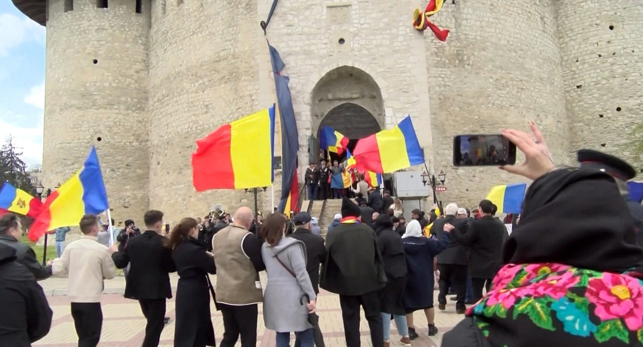 Sute de români de pe ambele maluri ale Prutului s-au reunit la Cetatea Soroca, la Forumul Național „Uniți sub Tricolor”